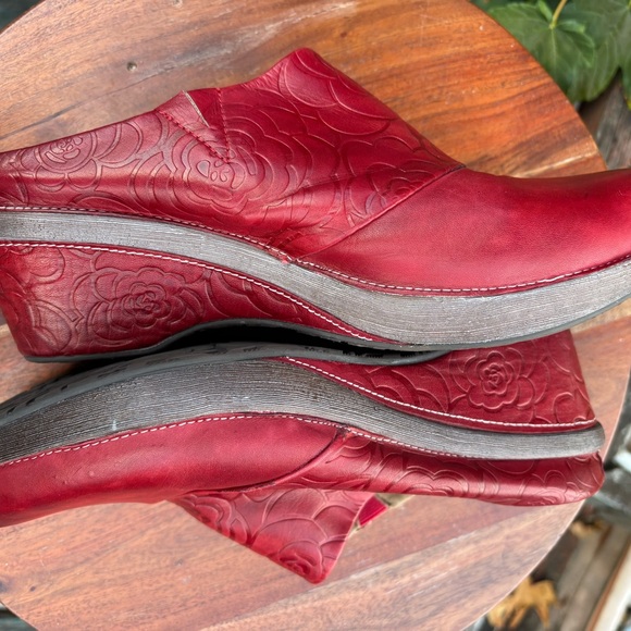 L’artiste size 9.5 (41) Elegant Red Embossed Leather Mules - Picture 5 of 7